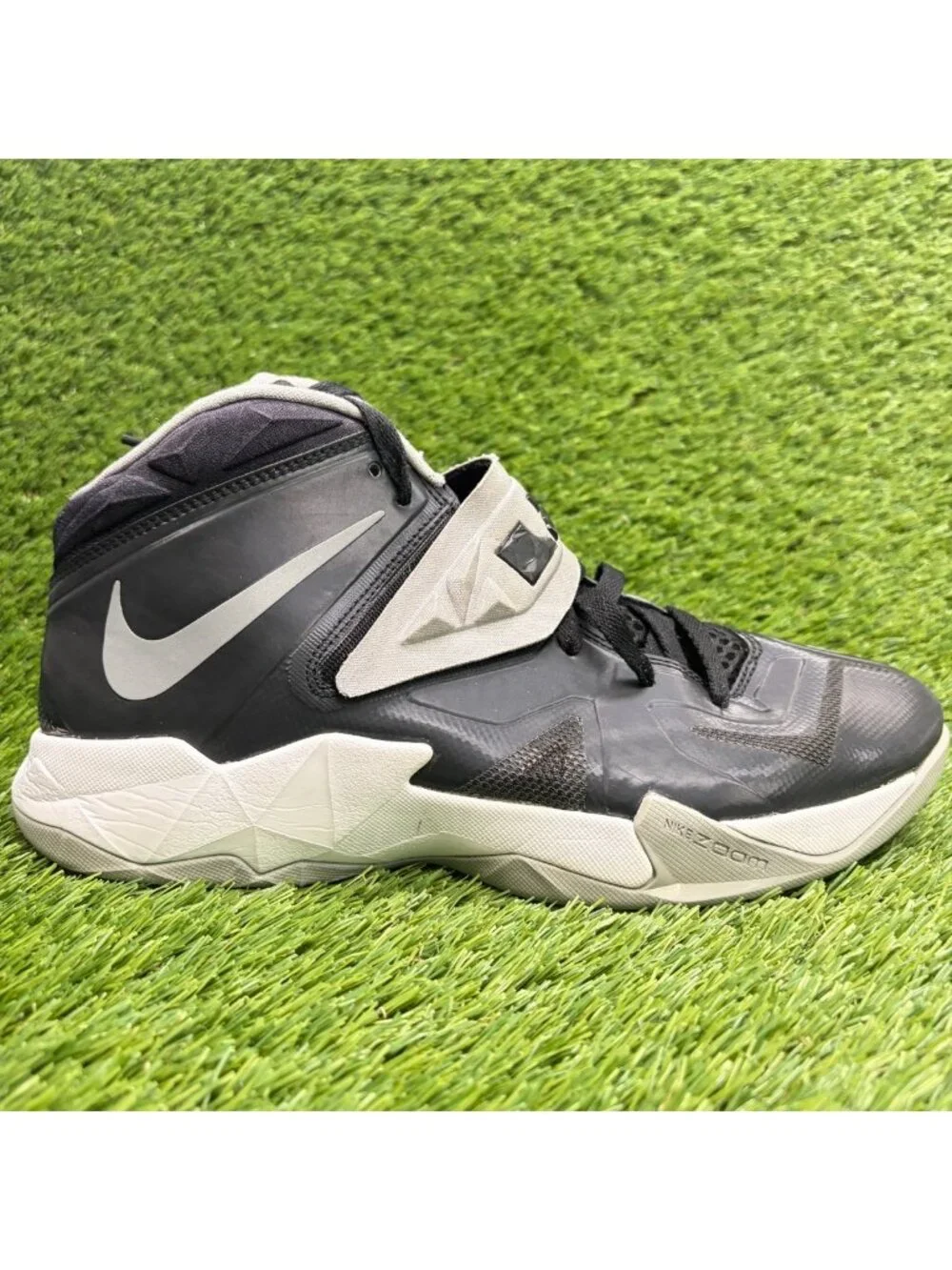 Nike LeBron Zoom Soldier 7 Mens Size 9.5 Black Silver Basketball Shoes Sneakers